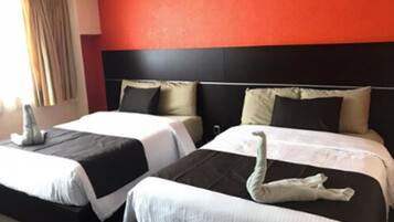 Dobbeltrom – standard, 2 dobbeltsenger, eget bad, tårn | Skrivebord, wi-fi (inkludert) og sengetøy