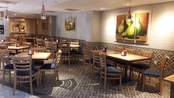 Se sirven desayunos, comidas, cenas y cocina regional