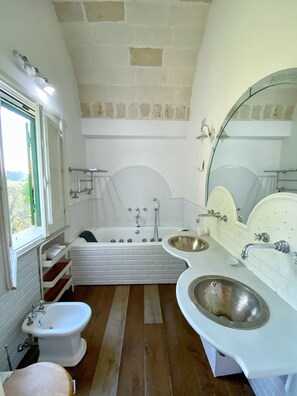 Douche, articles de toilette gratuits, sèche-cheveux, bidet