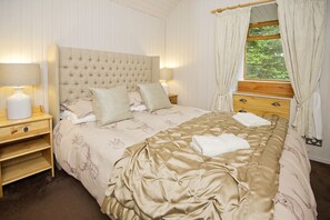 أغطية فراش متميزة وخزنة داخل الغرفة وبديكورات فريدة لكل غرفة