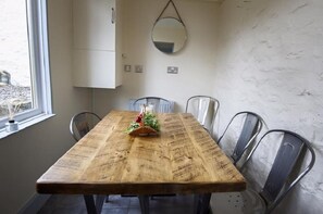 Cottage, 3 Bedrooms | In-room dining