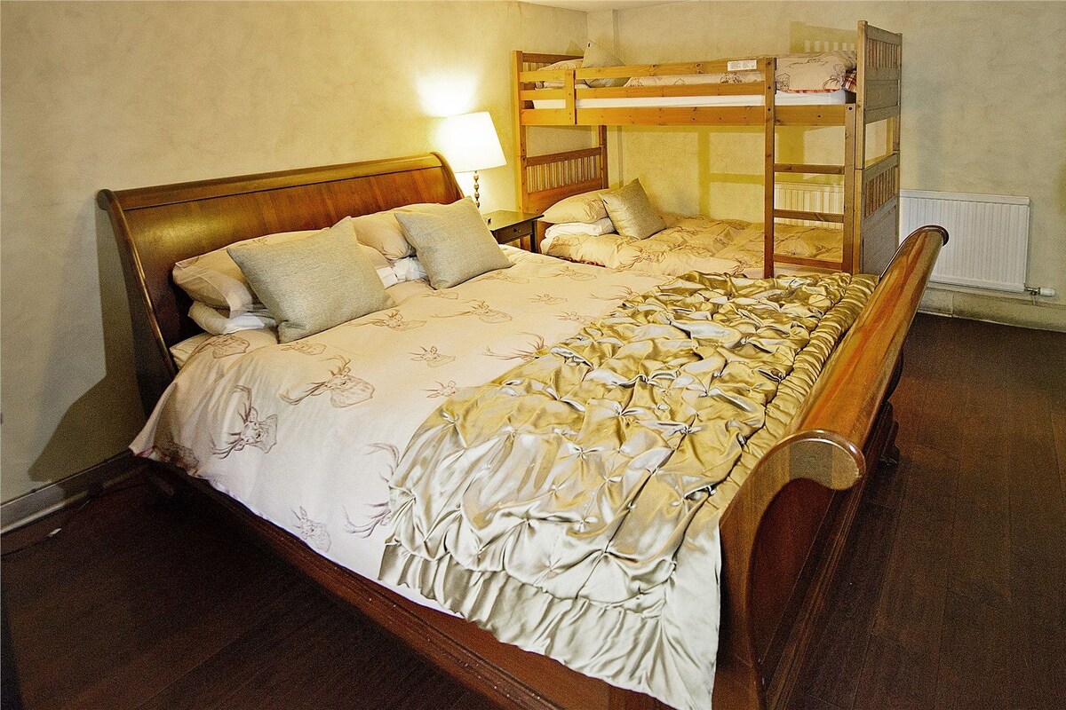 Premium bedding, in-room safe, iron/ironing board (on request)