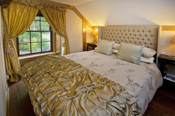 أغطية فراش متميزة وخزنة داخل الغرفة وبديكورات فريدة لكل غرفة