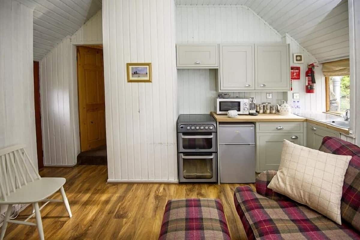 cottage, 1 bedroom | living area | flat-screen tv