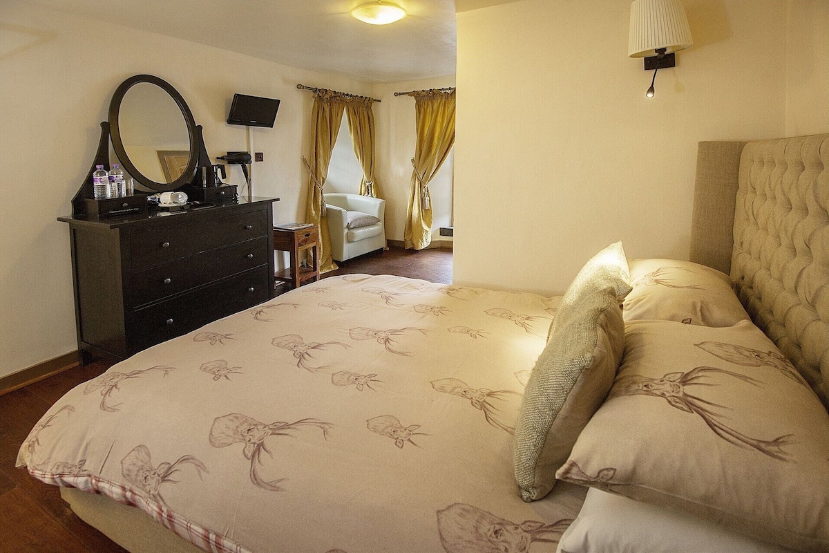 Premium bedding, in-room safe, individually decorated