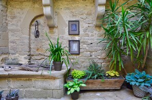 Exterior detail - Demeure Monte-Arena (Montaren-et-Saint-Mediers)