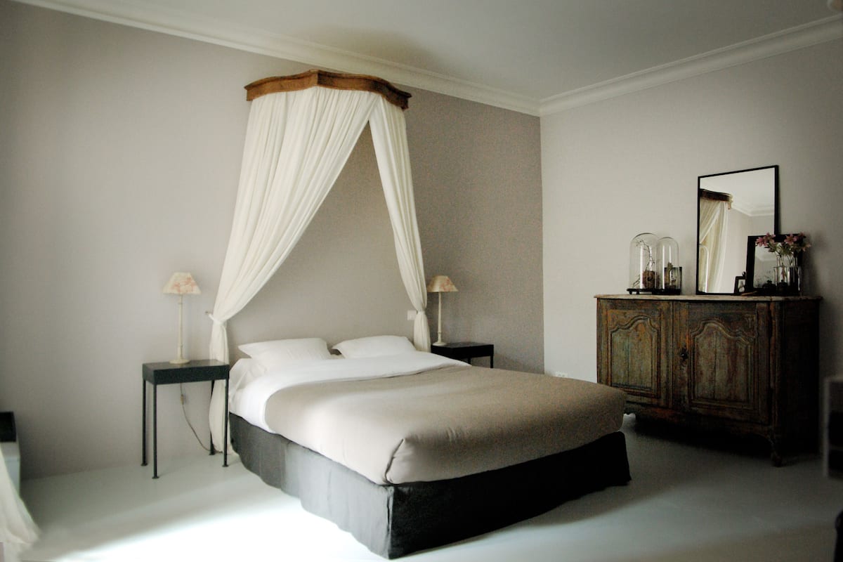 Premium bedding, in-room safe, desk, iron/ironing board