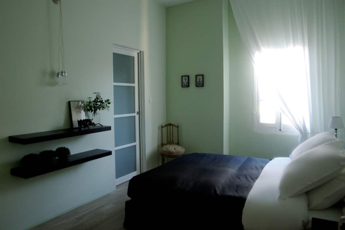Premium bedding, in-room safe, desk, iron/ironing board