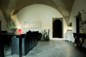 Coin salon dans le hall