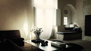 Suite | Premium-sengetøj, pengeskab på værelset, skrivebord