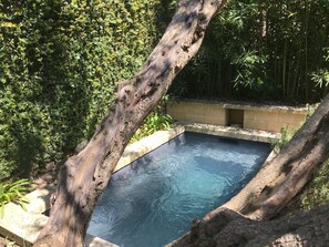 Outdoor spa tub - Demeure Monte-Arena (Montaren-et-Saint-Mediers)