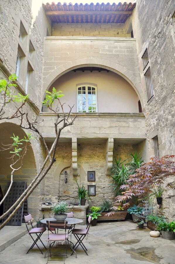 Courtyard - Demeure Monte-Arena (Montaren-et-Saint-Mediers)