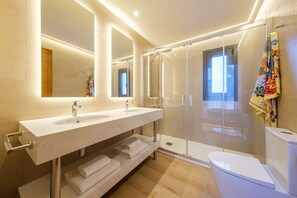 Villa | Salle de bain | Séchoir à cheveux, serviettes fournies