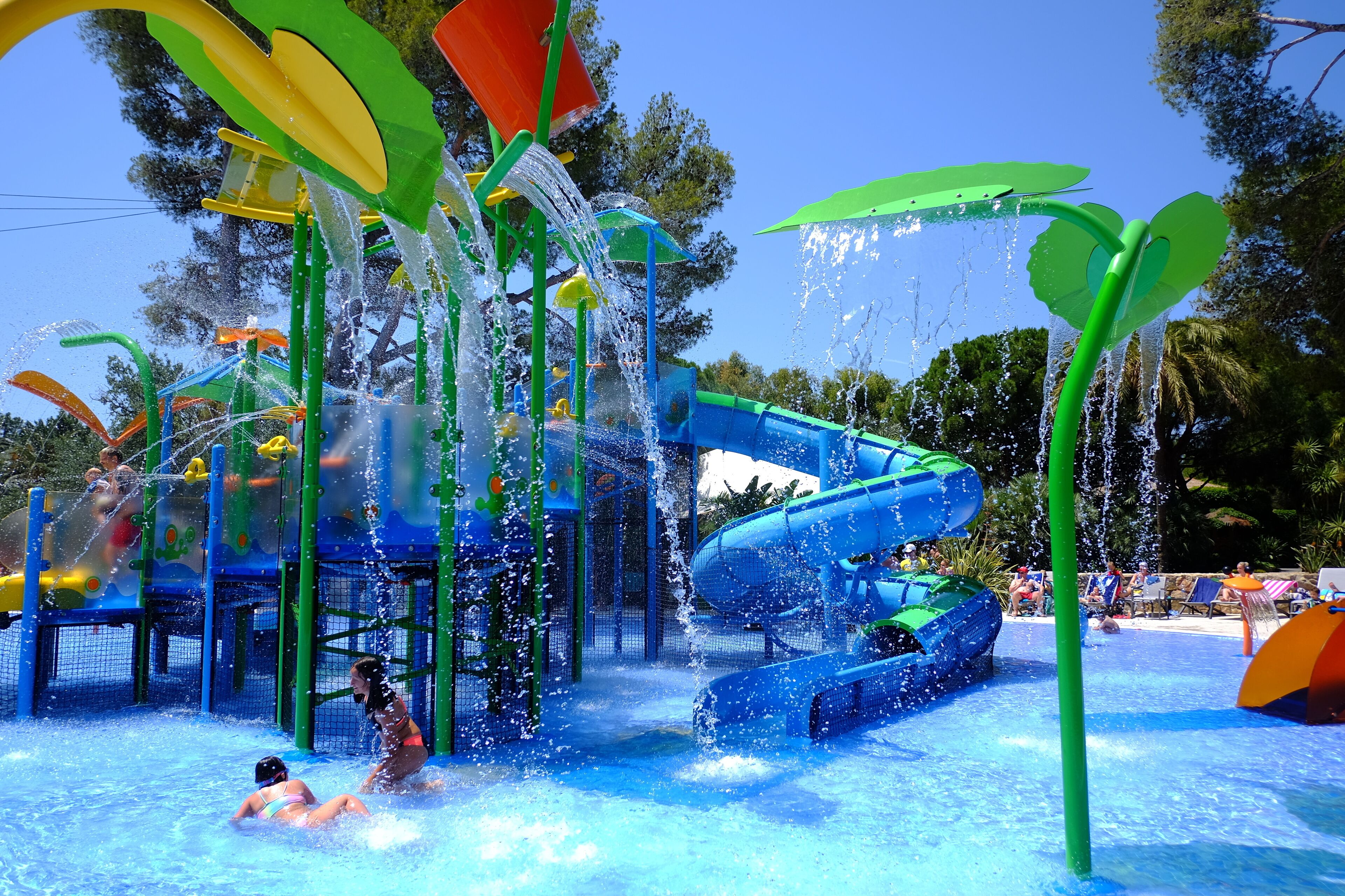 3 piscines a l'aire lliure (horari: 10:00-20:00), para-sols i gandules 