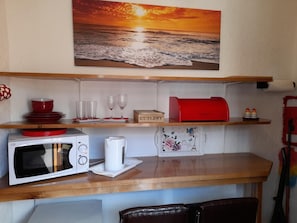 Fridge, microwave, electric kettle, cookware/dishes/utensils - The Anchorage (Amlwch)