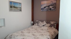 Premium bedding, free WiFi, bed sheets - The Anchorage (Amlwch)