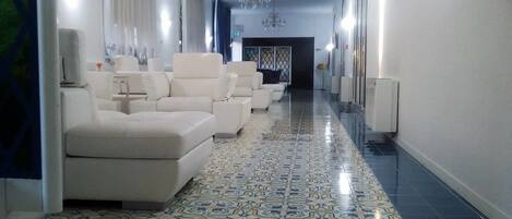 Coin salon dans le hall