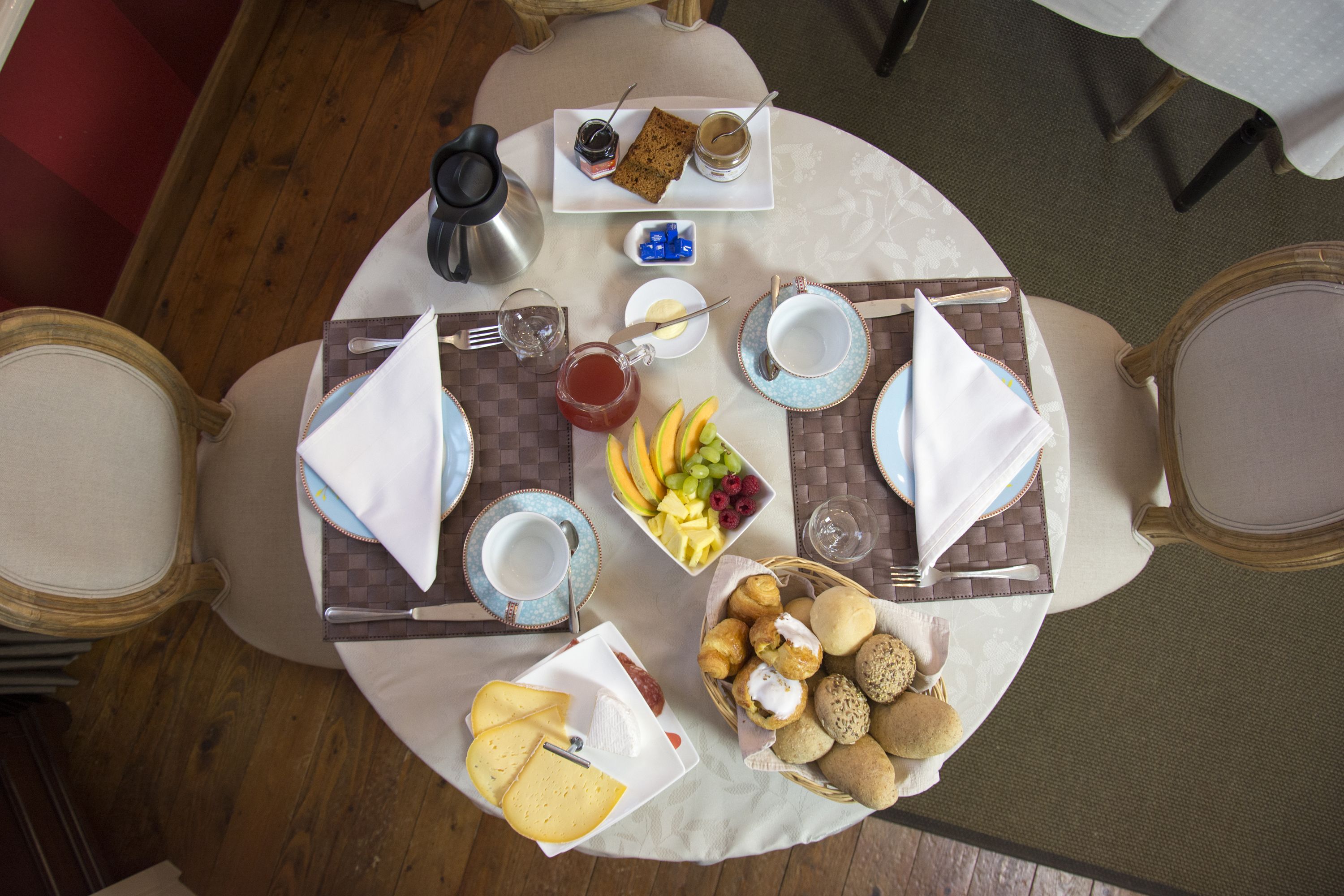 فطور مطهو حسب الطلب مجانًا يوميًا