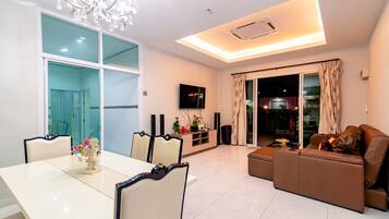 3-Bedroom Pool Villa | Wohnbereich | 32-Zoll-Flachbildfernseher mit Digitalempfang, Fernseher, DVD-Player