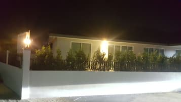 Fachada da propriedade à noite