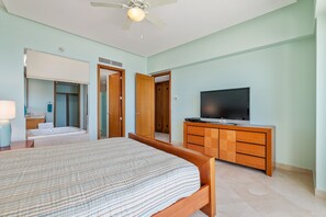Familienapartment, 2 Schlafzimmer, Meerblick | 2 Schlafzimmer, Bügeleisen/Bügelbrett, kostenloses WLAN, Bettwäsche