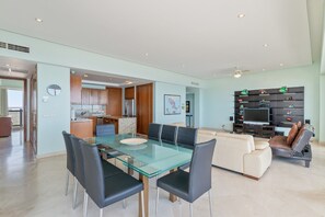 Condo família, 2 quartos, vista para o mar | Opções para refeição no quarto