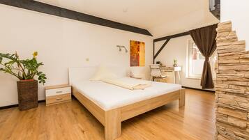 Standard-Doppelzimmer, eigenes Bad, Blick auf den Innenhof