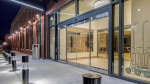 Un bâtiment moderne doté de grandes portes vitrées et d’une enseigne sur laquelle on peut lire « CAMBRIA ».