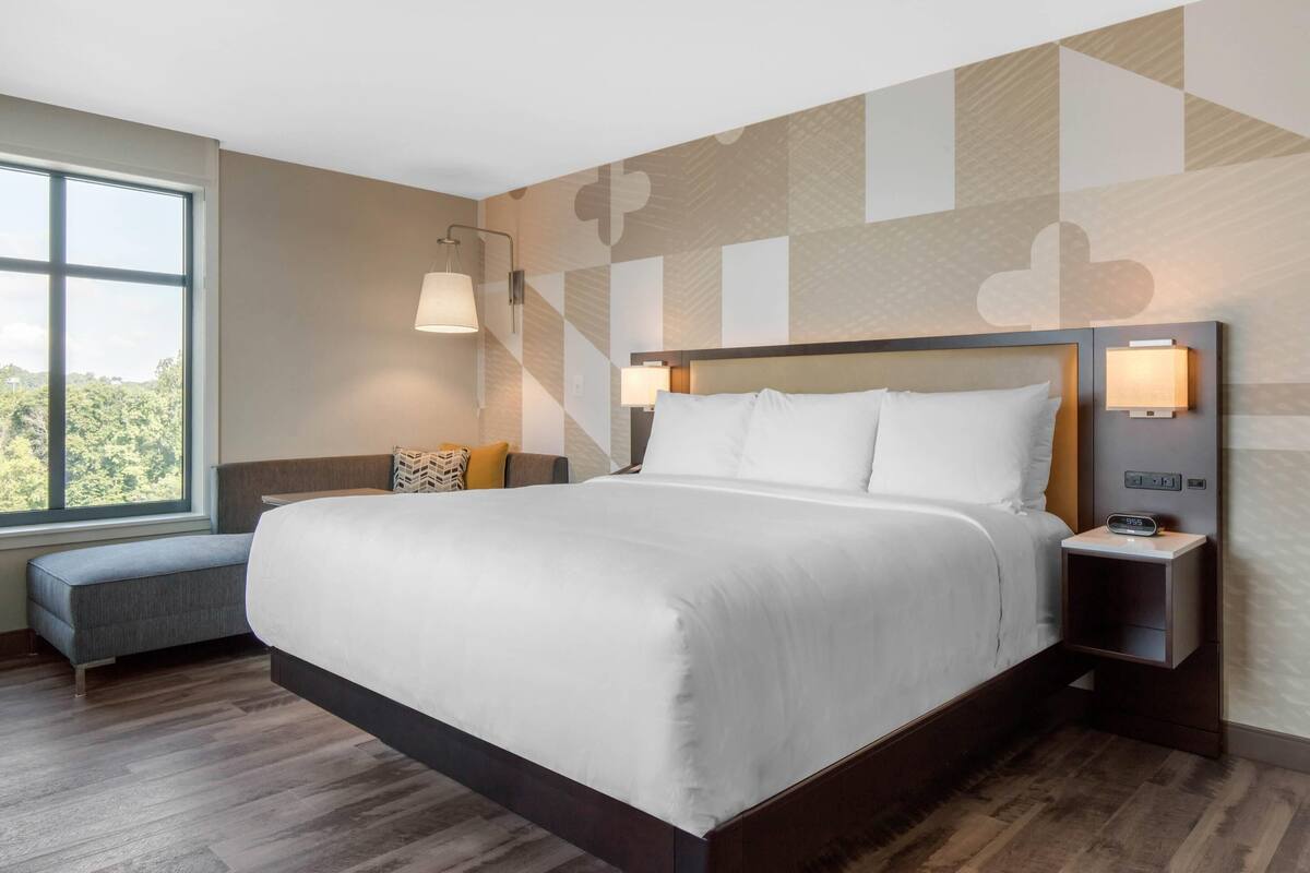 Standard Room, 1 Katil Raja (King), Non Smoking | 1 bilik tidur, peti besi dalam bilik