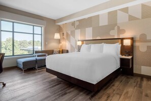 Habitación, 1 cama de matrimonio grande, accesible para personas con discapacidad, no fumadores | Caja fuerte, mobiliario individual, escritorio
