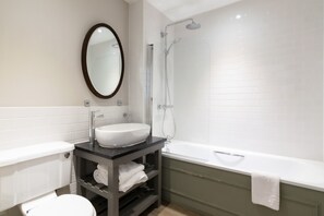 Superior Room | Bathroom | Shower, free toiletries, hair dryer, towels - Tulse Hill (London)