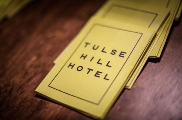 Una pila de placas de hotel amarillas con la inscripción 'TULSE HILL HOTEL'.