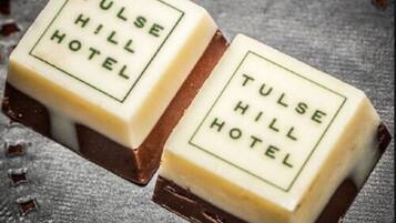 Dos objetos cuadrados con el texto "TULSE HILL HOTEL".