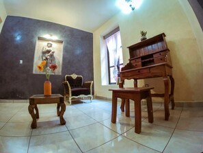Standard Room, 1 Bedroom, Private Bathroom | Living room | Flat-screen TV, Netflix - La Siesta del Fauno (Morelia)