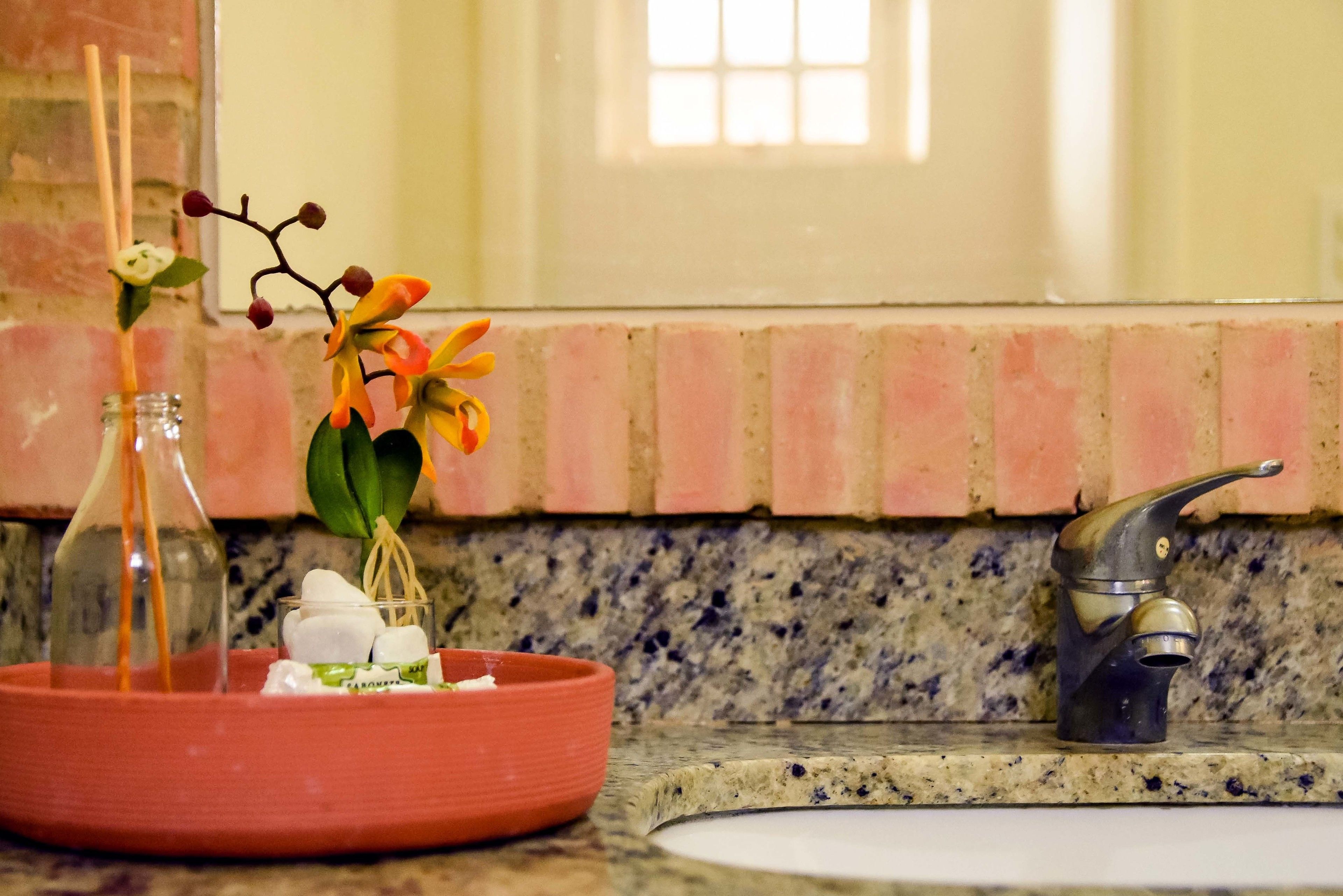 deluxe room | bathroom | shower, towels