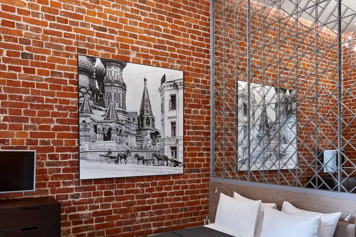 Standard Double Room | Peralatan tempat tidur premium, bar mini, peti besi dalam bilik, meja