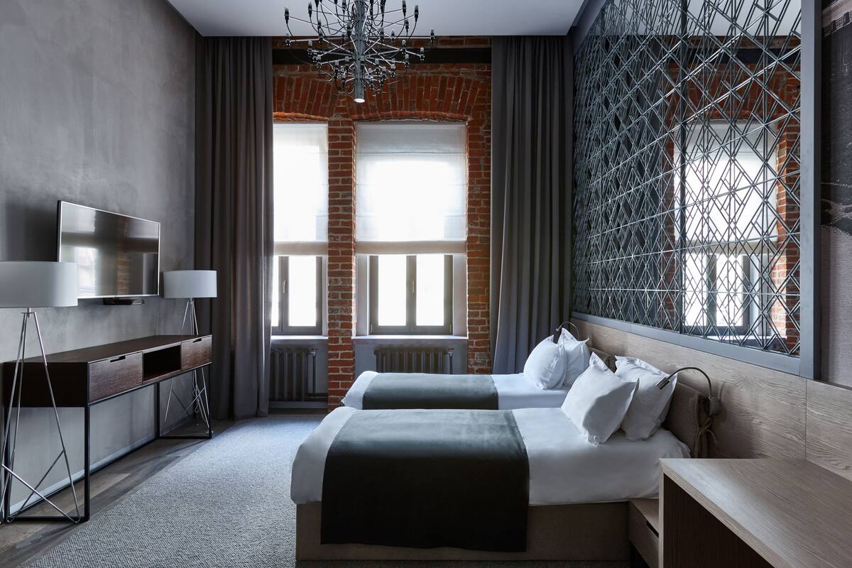 Deluxe Double or Twin Room (Sofa bed) | Peralatan tempat tidur premium, bar mini, peti besi dalam bilik, meja