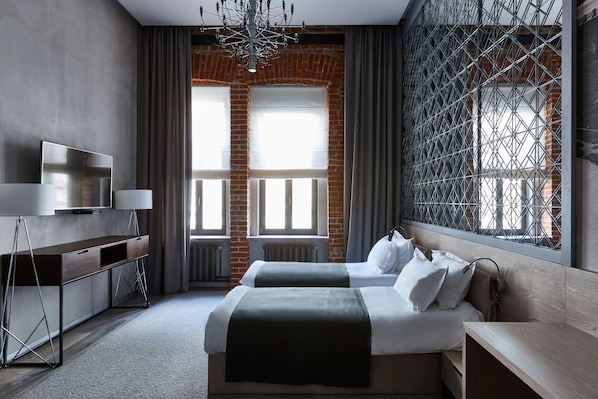 Deluxe Double or Twin Room (Sofa bed) | Peralatan tempat tidur premium, bar mini, peti besi dalam bilik, meja 