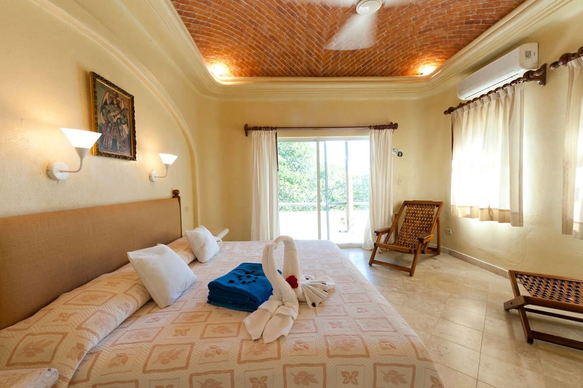 Hypo-allergenic bedding, in-room safe, soundproofing, free WiFi