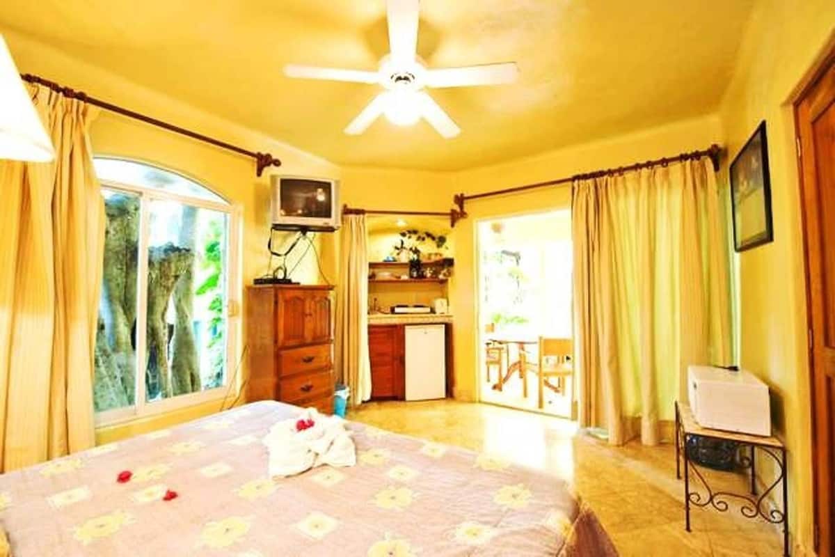 Studio King Bed | Hypo-allergenic bedding, in-room safe, soundproofing, free WiFi