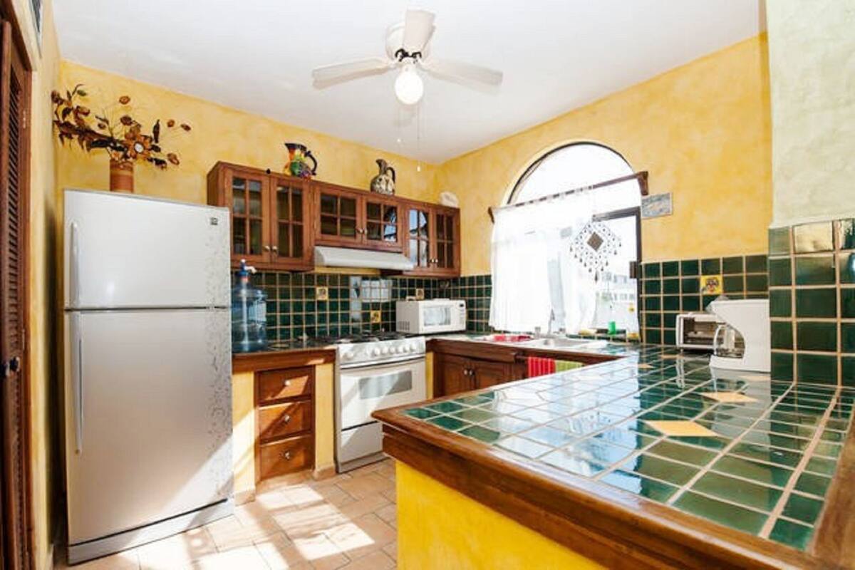Coffee/tea maker, fridge, microwave, oven