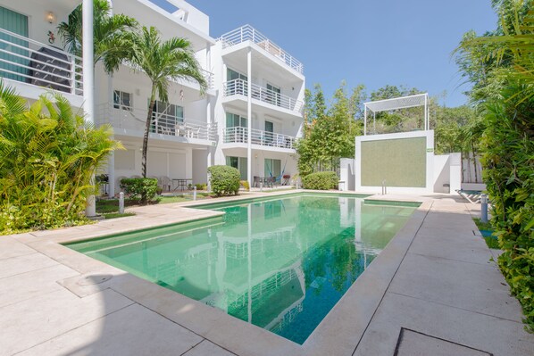 Una piscina al aire libre