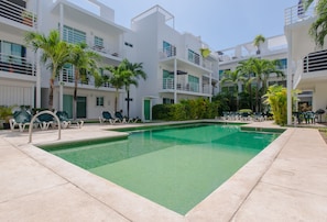 Outdoor pool - Pelicanos Condominium by ChezPlaya (Playa del Carmen)