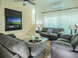 Villa Signature, bagno in camera, vista oceano parziale | Soggiorno | TV, lettore DVD