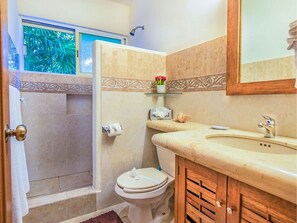 Villa Signature, bagno in camera, vista oceano parziale | Bagno | Doccia, asciugacapelli, asciugamani