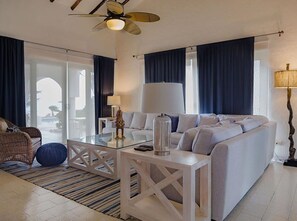 Villa Elite, piscina privada, vistas al mar | Zona de estar | Una televisión, un reproductor de DVD