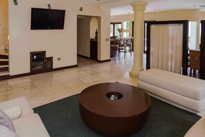 Signature-Villa, eigener Pool, eingeschränkter Meerblick | Wohnzimmer