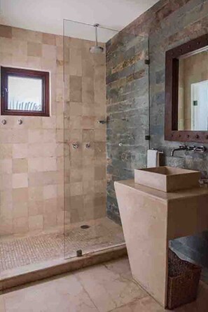 Bathroom shower - Hermosa Mayette Villa by ChezPlaya (Playa del Carmen)