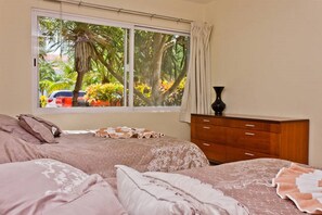 Condo familiar, acceso a la alberca, vista al jardín | 3 habitaciones, wifi gratis y ropa de cama 