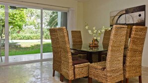 Apartamento familiar, acceso a la piscina, vistas al jardín | Servicio de comidas en la habitación